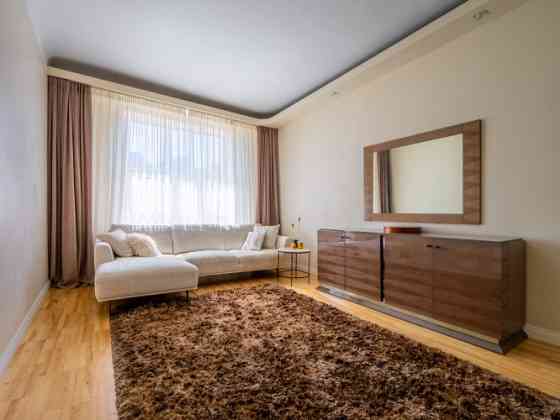 Pārdošanā elegants trīs istabu dzīvoklis, arhitekta E.Laubes projektētajā namā Lāčpleša ielā.  Lieli Рига