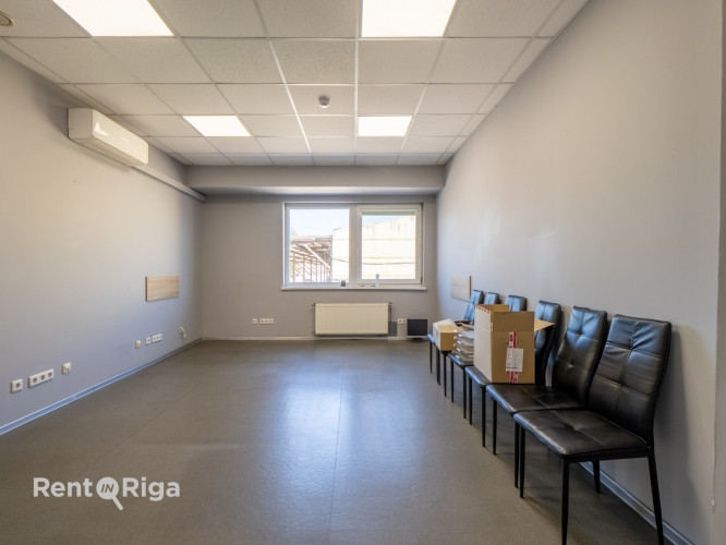 Biroja telpas īrei  Cesvaines iela 11A  Piedāvājumā birojs Cesvaines ielā 11A, 2. stāvā. Rīga - foto 1