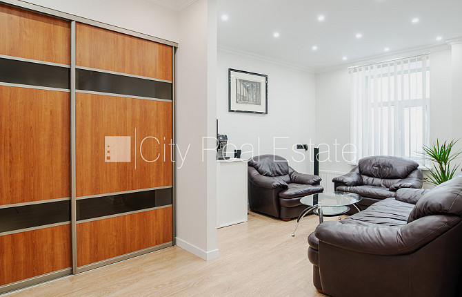 Jaunceltne, slēgts pagalms, ieeja no pagalma, ir lifts, divi balkoni 3 m2, terase 29,20 m2, logi Rīga - foto 12