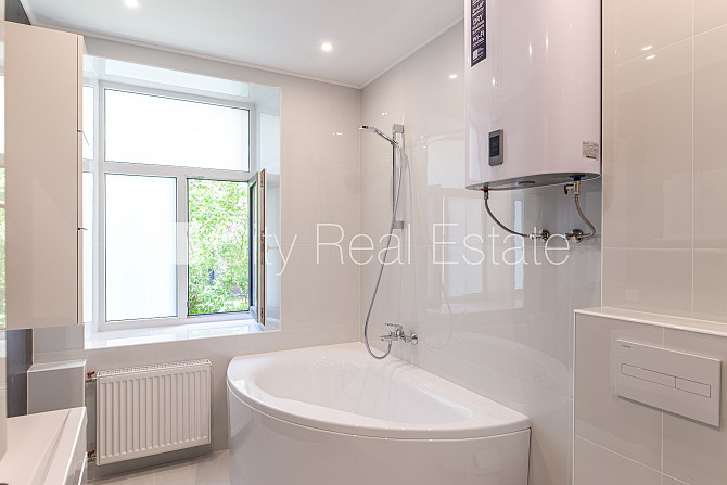 Jaunceltne, slēgts pagalms, ieeja no pagalma, ir lifts, divi balkoni 3 m2, terase 29,20 m2, logi Rīga - foto 17