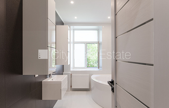 Jaunceltne, slēgts pagalms, ieeja no pagalma, ir lifts, divi balkoni 3 m2, terase 29,20 m2, logi Rīga - foto 16
