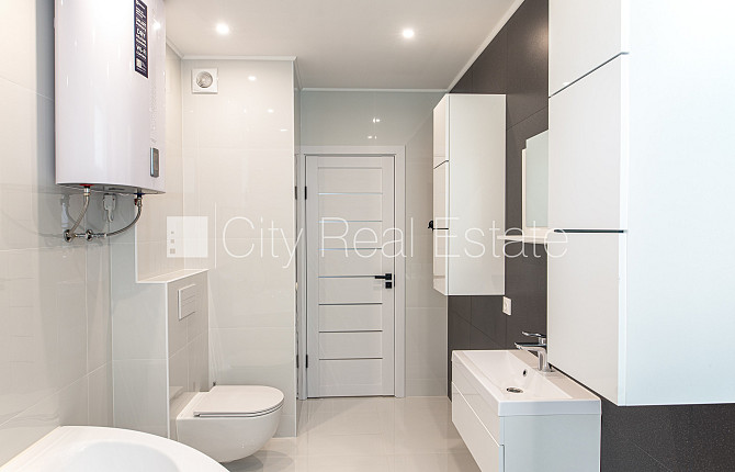 Jaunceltne, slēgts pagalms, ieeja no pagalma, ir lifts, divi balkoni 3 m2, terase 29,20 m2, logi Rīga - foto 18