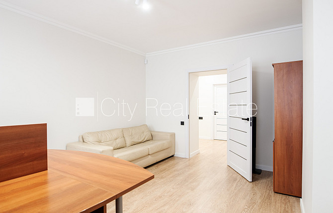 Jaunceltne, slēgts pagalms, ieeja no pagalma, ir lifts, divi balkoni 3 m2, terase 29,20 m2, logi Rīga - foto 13