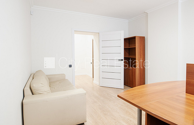 Jaunceltne, slēgts pagalms, ieeja no pagalma, ir lifts, divi balkoni 3 m2, terase 29,20 m2, logi Rīga - foto 14