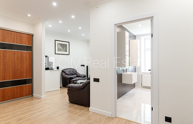 Jaunceltne, slēgts pagalms, ieeja no pagalma, ir lifts, divi balkoni 3 m2, terase 29,20 m2, logi Rīga - foto 15