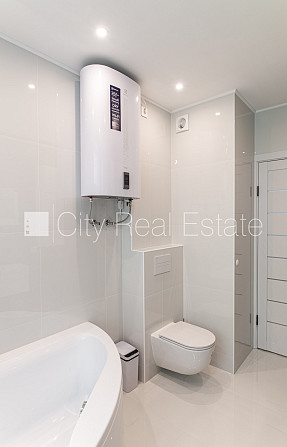 Jaunceltne, slēgts pagalms, ieeja no pagalma, ir lifts, divi balkoni 3 m2, terase 29,20 m2, logi Rīga - foto 19