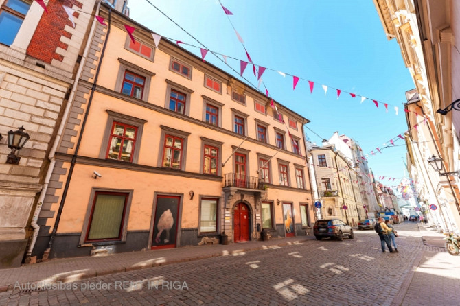 Gaišs, saules apspīdēts namīpašums uz Pils un Miesnieku ielas stūra.  Vēsturiskais Rīga - foto 4