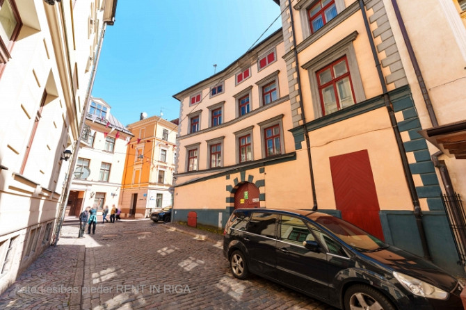 Gaišs, saules apspīdēts namīpašums uz Pils un Miesnieku ielas stūra.  Vēsturiskais Rīga - foto 3