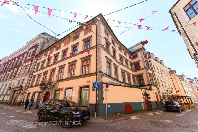 Gaišs, saules apspīdēts namīpašums uz Pils un Miesnieku ielas stūra.  Vēsturiskais Rīga - foto 1