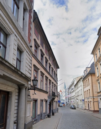 Gaišs, saules apspīdēts namīpašums uz Pils un Miesnieku ielas stūra.  Vēsturiskais Rīga - foto 5