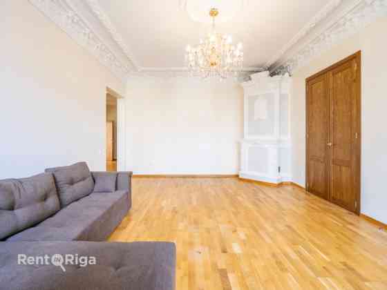 Tiek izīrēts elegants un gaišs dzīvoklis pilsētas centrā. Tas atrodas sakārtota nama 3. stāvā. Plāno Rīga