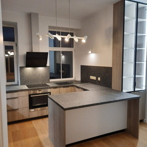 Tiek izīrēts gaišs, moderns 4,5 -istabu dzīvoklis renovētā jūgendstila ēkā Brīvības Rīga - foto 9
