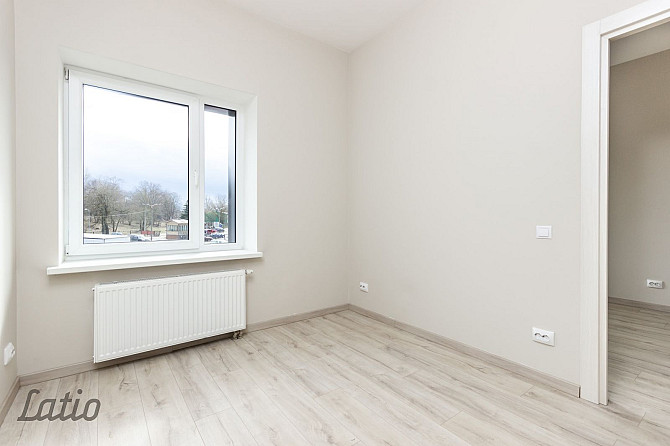 Izīrē ilgtermiņā divistabu dzīvokli 1994.gadā būvētā un 2019.gadā renovētā ēkā. Jauni PVC logi, elek Рига - изображение 1