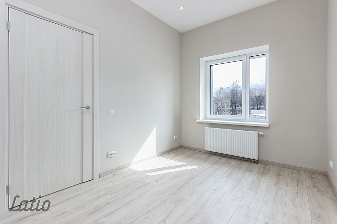 Izīrē ilgtermiņā divistabu dzīvokli 1994.gadā būvētā un 2019.gadā renovētā ēkā. Jauni PVC logi, elek Рига - изображение 3