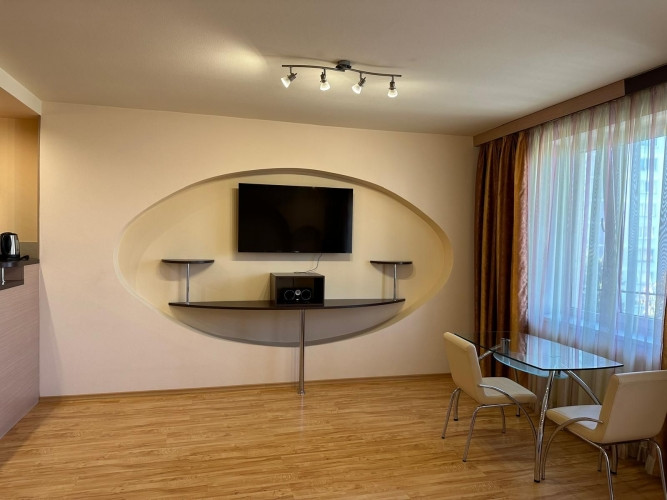 Pārdod modernu 1-istabas studijas tipa dzīvokli ar terasi Pļavniekos!  Meklē ērtu, pilnībā Rīga - foto 2