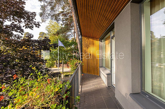 Fasādes māja, ieeja no ielas, ir lifts, kāpņu telpa pēc kapitālā remonta, balkons, istabas Rīga - foto 18