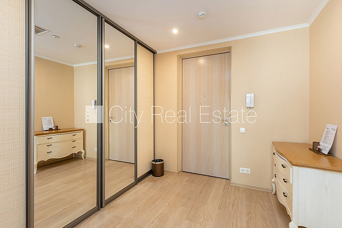 Fasādes māja, ieeja no ielas, ir lifts, kāpņu telpa pēc kapitālā remonta, balkons, istabas Rīga - foto 16
