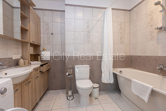 Fasādes māja, ieeja no ielas, ir lifts, kāpņu telpa pēc kapitālā remonta, balkons, istabas Rīga - foto 12
