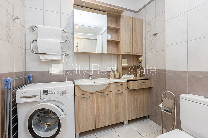 Fasādes māja, ieeja no ielas, ir lifts, kāpņu telpa pēc kapitālā remonta, balkons, istabas Rīga - foto 13