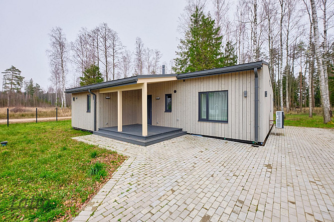 Pārdod tikko pabeigtu vienstāva māju ar plašu zemes gabalu Zvejniekciemā 350m attālumā no jūras.
Māj Саулкрасты - изображение 7