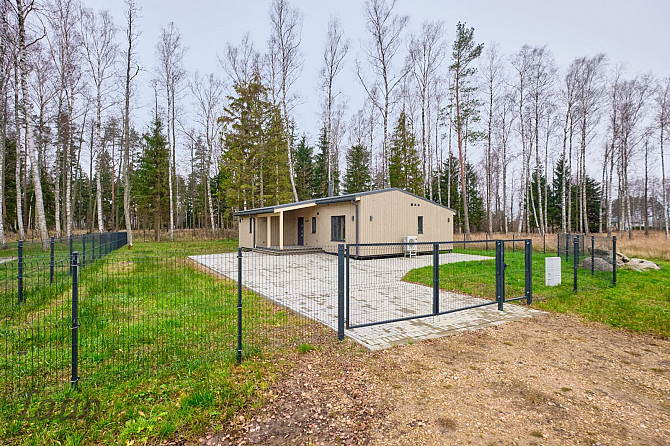 Pārdod tikko pabeigtu vienstāva māju ar plašu zemes gabalu Zvejniekciemā 350m attālumā no jūras.
Māj Саулкрасты - изображение 8