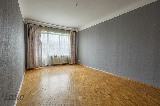 Trīsistabu dzīvoklis Staļina laika projektā Jelgavas centrā  ar skaistu skatu uz pilsētu. Jelgava un Jelgavas novads - foto 1