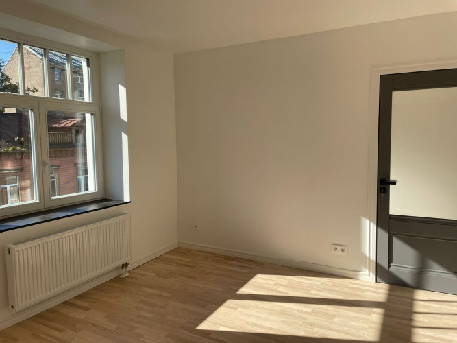 Tiek pārdots gaišs un saulains renovēts 2-istabu dzīvoklis un atsevišķu virtuvi. Katram Rīga - foto 12