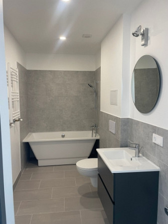 Tiek pārdots gaišs un saulains renovēts 2-istabu dzīvoklis un atsevišķu virtuvi. Katram Rīga - foto 17