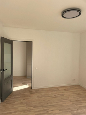 Tiek pārdots gaišs un saulains renovēts 2-istabu dzīvoklis un atsevišķu virtuvi. Katram Rīga - foto 14