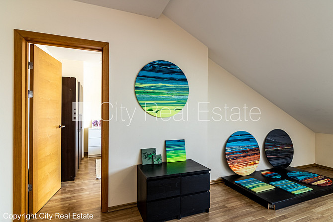 Fasādes māja, ir lifts, kāpņu telpa pēc kosmētiskā remonta, viena istaba izolēta, studio Rīga - foto 16