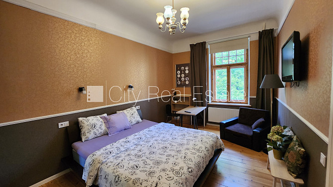 Fasādes māja, ir lifts, kāpņu telpa pēc kosmētiskā remonta, viena istaba izolēta, studio Rīga - foto 4