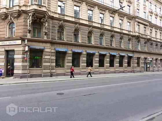 Pārdod objektu pašā pilsētas centrā. Kur dienā garām plūst vairāki tūkstoši gājēju. Telpas pēc rekon Rīga