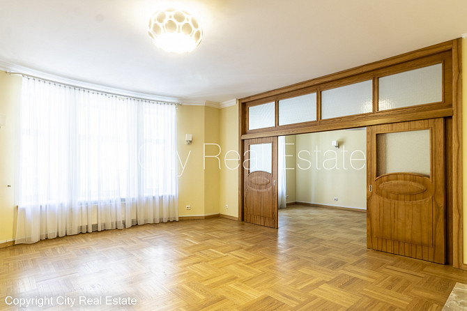 Fasādes māja, ieeja no ielas, logi vērsti uz ielas pusi, plašs skats no loga, guļamistabu Rīga - foto 2