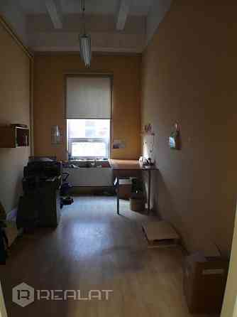 Pārdod plašas biroja telpas, pašā Rīgas centrā.  Ielas māja, ieeja no ielas, ir lifts, logi vērsti u Rīga