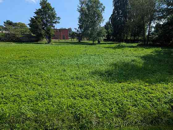 Pavisam tuvu jūrai pardod plašu īpašumu, kas sastāv no 2 zemes gabaliem (0,55 un 0,3855 ha) un remon Talsi un Talsu novads