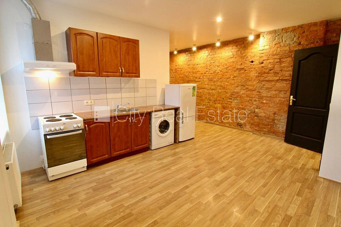 Fasādes māja, renovēta māja, slēgts pagalms, apsargāts pagalms, ieeja no ielas, kāpņu telpa Rīga - foto 1