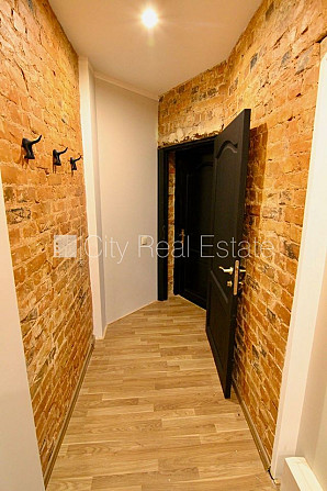Fasādes māja, renovēta māja, slēgts pagalms, apsargāts pagalms, ieeja no ielas, kāpņu telpa Rīga - foto 6