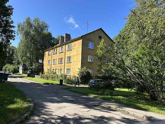 Pārdod zemi ar uz tā esošu daudzdzīvokļu namu.
Īpašums sastāv no 2 zemes gabaliem 447 un 770m2 platī Rīga