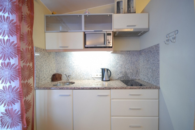 No 1. septembra ilgtermiņā izīrē penthouse dzīvokli ar 2 izolētām istabām netālu no klusā Rīga - foto 3
