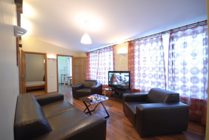 No 1. septembra ilgtermiņā izīrē penthouse dzīvokli ar 2 izolētām istabām netālu no klusā Rīga - foto 1