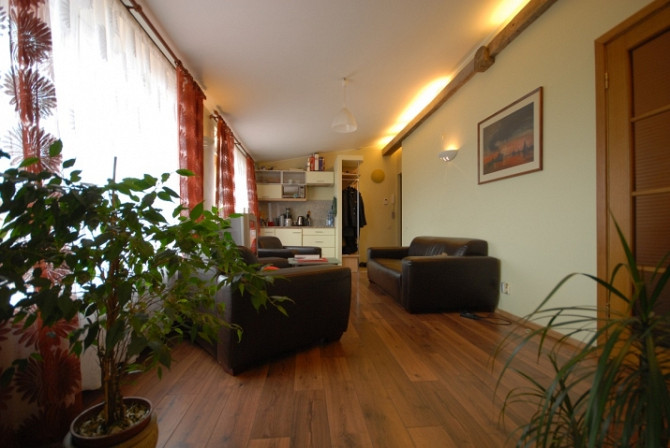 No 1. septembra ilgtermiņā izīrē penthouse dzīvokli ar 2 izolētām istabām netālu no klusā Rīga - foto 2