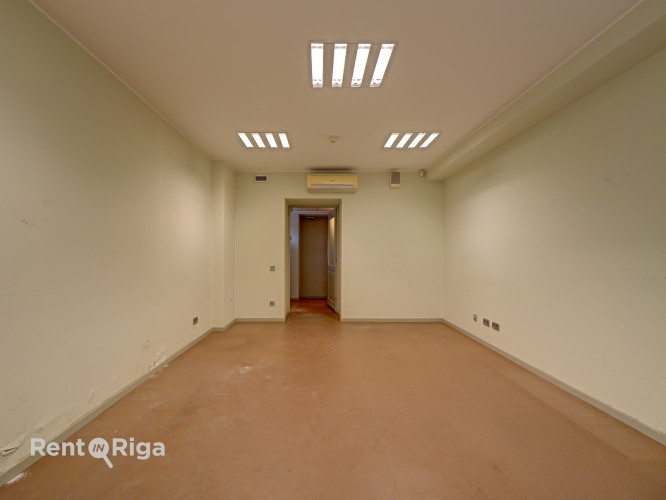 Telpas puspagraba stāvā un Baznīcas un Lāčplēša ielu stūra.  Telpu kods 1264 - Rīga - foto 7