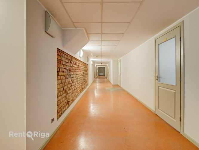 Telpas puspagraba stāvā un Baznīcas un Lāčplēša ielu stūra.  Telpu kods 1264 - Rīga - foto 4