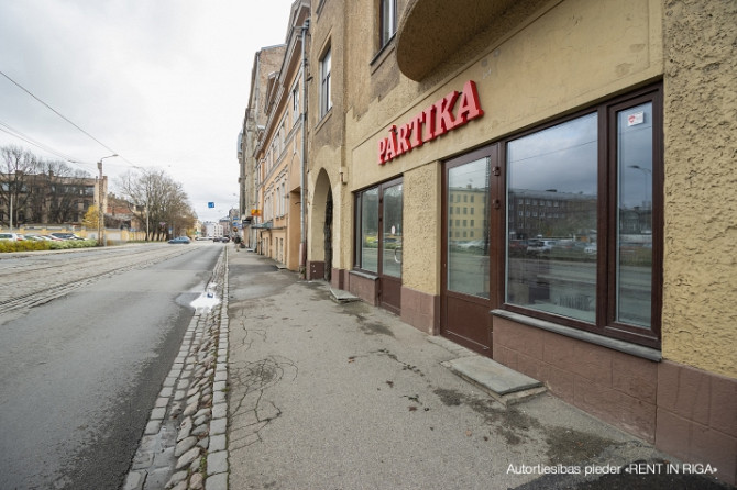 Tirdzniecības telpas pārtikas veikalam ar lieliem skatlogiem.  Izdevīga lokācija, vieta. Rīga - foto 9
