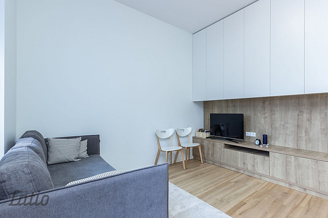 Īrei tiek piedāvāts ērts dzīvoklis renovētā ēkā Rīgas centrā. Dažu minūšu pastaigas Rīga - foto 1