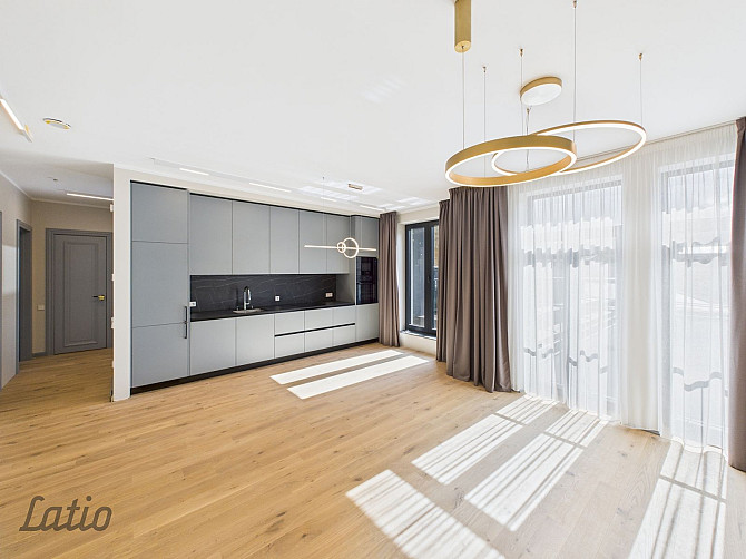 Ilgtermiņa īrei tiek piedāvāts plašs un gaumīgi aprīkots 4 istabu dzīvoklis Rīgas centrā Rīga - foto 1