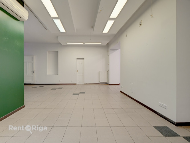 Gaišas telpas divos stāvos ar lieliem skatlogiem.  Iepriekš telpās atradās frizētava. Ir saskaņota a Рига - изображение 14