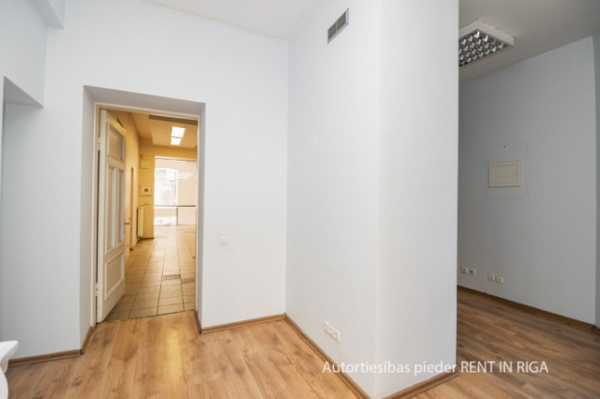 Gaišas telpas divos stāvos ar lieliem skatlogiem.  Iepriekš telpās atradās frizētava. Ir Rīga - foto 7