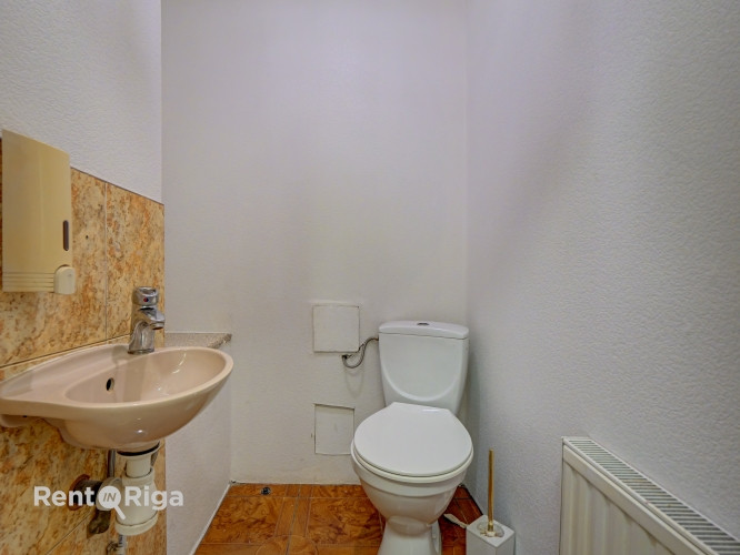 Gaišas telpas divos stāvos ar lieliem skatlogiem.  Iepriekš telpās atradās frizētava. Ir saskaņota a Рига - изображение 18