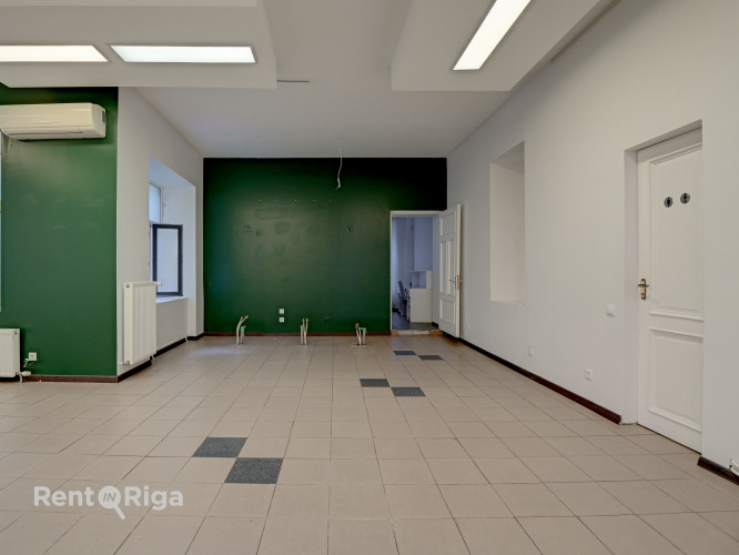 Gaišas telpas divos stāvos ar lieliem skatlogiem.  Iepriekš telpās atradās frizētava. Ir saskaņota a Рига - изображение 17